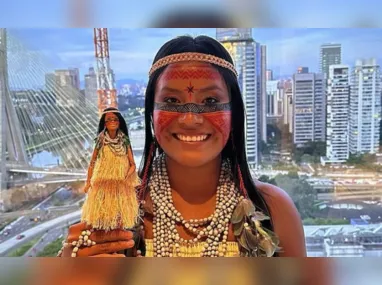 Imagem ilustrativa da imagem Indígena brasileira vira Barbie nos 65 anos da boneca