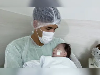 Imagem ilustrativa da imagem Internado há 8 meses, filho de Zé Vaqueiro é batizado no hospital e pais comemoram