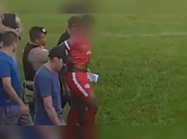 Vídeo mostra momento em que o acusado, pilotando uma moto, é abordado por agentes da Guarda Civil Municipal de Vitória. Não houve reação na hora da prisão