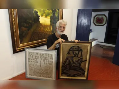 Terezinha Bodart mostra algumas pinturas que fez durante o curso de Artes Plásticas na Ufes