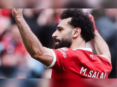 Imagem ilustrativa da imagem Liverpool toma gol no início, busca a virada e esquenta briga pelo topo do Inglês