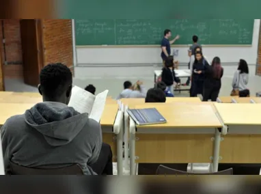 A estudante Laís Arantes Aguiar, 15, passou em primeiro lugar no curso técnico em Química no campus do Ifes de Vila Velha. “Estou gostando muito, pois é uma oportunidade de ter uma educação de qualidade e gratuita”.
Os pais da estudante, o engenheiro eletricista Luciano Marinato Aguiar, 45, e a psicóloga Mariana Figliuzzi,  43, estão felizes pelo resultado. “É por meio da educação que conseguimos crescer ”.