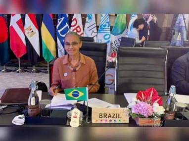 Mulher segurava a cabeça do suposto tio e pedia que ele assinasse o documento