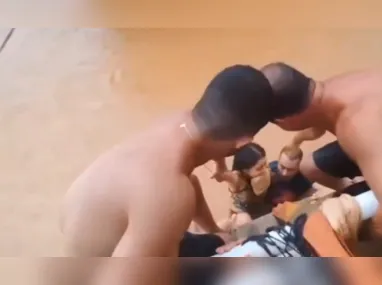Um vídeo mostra o policial gritando e batendo em um casal na praça de Domingos Martins