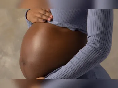 Imagem ilustrativa da imagem Médica nega atendimento e grávida dá à luz no chão em hospital no RJ