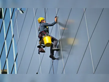Imagem ilustrativa da imagem Morador é preso após cortar corda de trabalhador que limpava prédio em Curitiba