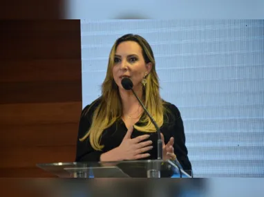 Deputado federal Gilson Daniel, presidente estadual do Podemos, e a capitã Estéfane Ferreira