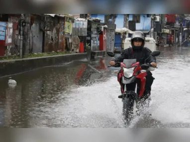 Imagem ilustrativa da imagem Prefeito do Rio pede que população antecipe volta para casa por risco de temporal