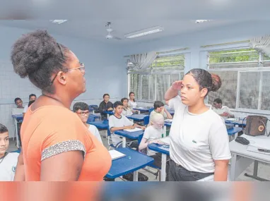 Crianças em sala de aula: estão previstas 20 escolas em tempo integral, 36 creches, mais 27 ônibus escolares