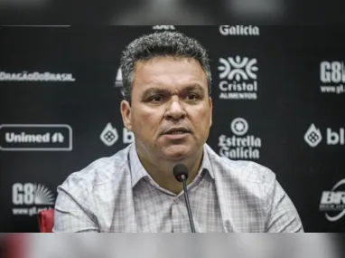 Kamilla Cardoso (esquerda) recebe camisa do seu novo time, o Chicago Sky