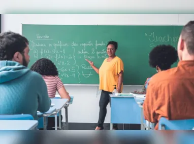 A professora Priscila Silva Sant'Ana com seus alunos: vídeo conta com mais de 1,4 milhão de visualizações