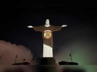 Imagem ilustrativa da imagem Projeção especial por 80 anos 'veste' Cristo Redentor com símbolo da PF