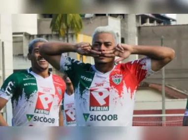 Jogadores do Rio Branco de Venda Nova comemoram a classificação para a decisão. Time busca o bicampeonato do Capixabão