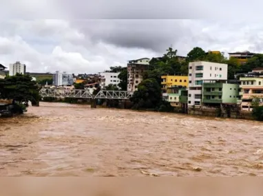 Cratera em rodovia