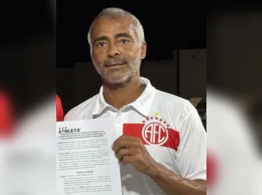 Imagem ilustrativa da imagem Romário assina contrato com o América-RJ e pode voltar a jogar aos 58 anos