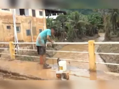 Imagem ilustrativa da imagem Sem água potável, moradores usam água do rio para limpar lojas em Mimoso do Sul