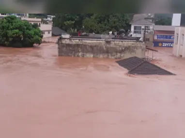 Rio Itapemirim, em Cachoeiro de Itapemirim, chegou a transbordar com o volume de chuva elevado