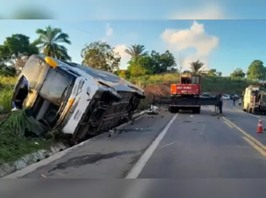 Imagem ilustrativa da imagem Sobe para dez o número de mortos após acidente com ônibus de turismo na Bahia