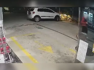 Imagem ilustrativa da imagem Suspeito ameaça clientes e rouba carro em posto de combustível na Serra