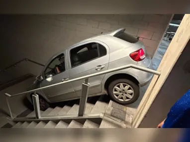 Imagem ilustrativa da imagem Torcedor do Cruzeiro confunde saída do Mineirão e desce escada do estádio com carro