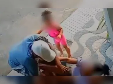 Imagem ilustrativa da imagem VÍDEO | Mulher luta com ladrão e tem celular roubado na frente de criança na Serra