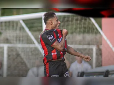 Patrick de Paula se emocionou ao fim da partida que marcou a volta dele aos gramados após 400 dias