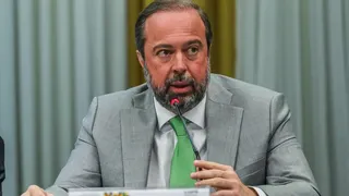 Imagem ilustrativa da imagem Ministro diz que vai levar adiante proposta de isentar conta de luz de 60 milhões