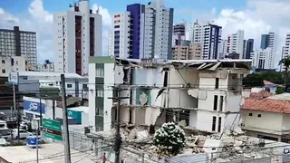 Imagem ilustrativa da imagem Prédio desaba na manhã desta terça-feira em Piedade, Jaboatão; COM VÍDEO