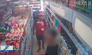 Imagem ilustrativa da imagem Assalto em Olinda: veja o que o criminoso fez em 3 minutos antes de fugir