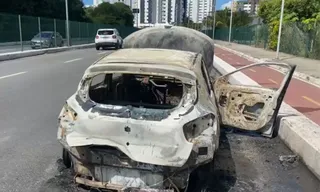 Imagem ilustrativa da imagem Carro pega fogo na Via Mangue, na Zona Sul do Recife