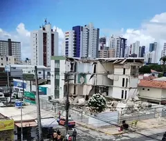 Imagem ilustrativa da imagem Prédio desaba na manhã desta terça-feira em Piedade, Jaboatão; COM VÍDEO