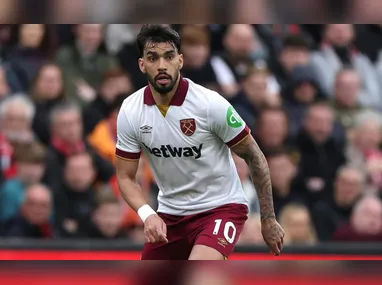 Imagem ilustrativa da imagem Lucas Paquetá chora em campo após receber cartão amarelo na Inglaterra