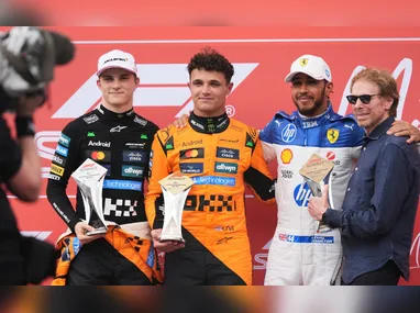 Felipe Fraga, à direita, piloto que fez a Pole neste sábado (3) tira foto com um fã