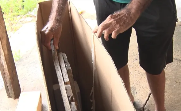 Imagem ilustrativa da imagem Casal de idosos compra TV de 60 polegadas e recebe pallet de madeira no lugar