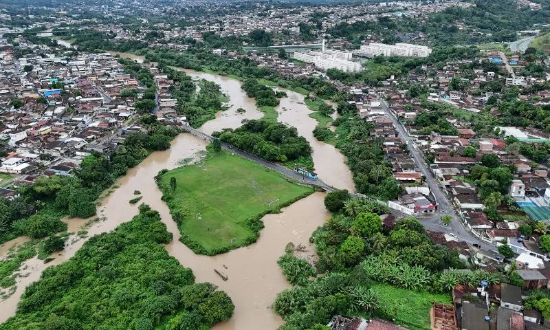 Imagem ilustrativa da imagem Seis rios entram em alerta e dois transbordam em Pernambuco; Capibaribe preocupa