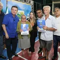 Entrega de escrituras a moradores de Mucuri: prefeito Euclério Sampaio entregou o documento a moradores que residem há anos no bairro de Cariacica mas que não tinham documento que comprovasse a posse do imóvel