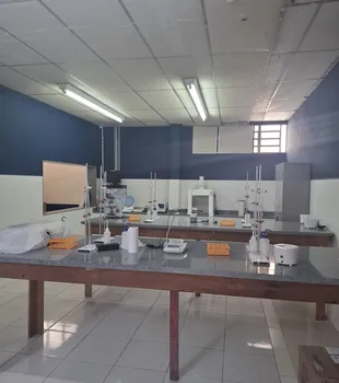 Laboratório da escola siena utilizado nas aulas práticas: proposta baseada em   projetos e problemas