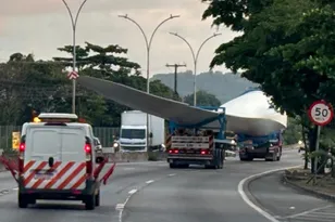 Imagem ilustrativa da imagem Chuvas que atingem Grande Recife adiam transporte de pás eólicas na BR-101
