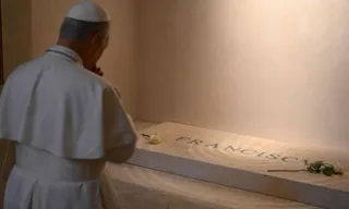 Imagem ilustrativa da imagem Papa Leão 14 reza diante do túmulo de Francisco em Roma