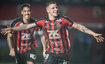 Imagem ilustrativa da imagem Vitória vira sobre o Vasco com um a menos e deixa rival na zona da degola