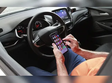 Imagem ilustrativa da imagem 83 motoristas são multados por dia por usar celular ao volante no ES