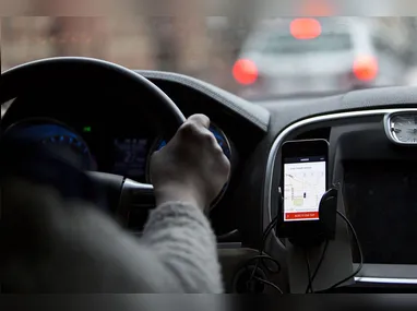 Imagem ilustrativa da imagem Brasileiros poderão pedir comida no Uber e carro no iFood