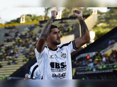 Vitinho foi o autor de três gols no clássico