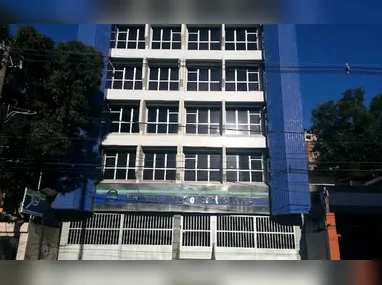 Elevador com cinco pessoas despenca em prédio na Serra