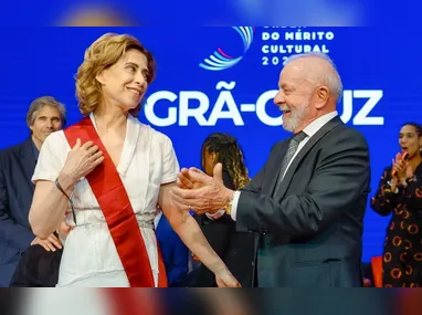 O extraterrestre  azul  é feito em CGI (Imagem Gerada por Computador, em português) e Lilo é interpretada pela    atriz mirim Maia Kealoha, de 8 anos.