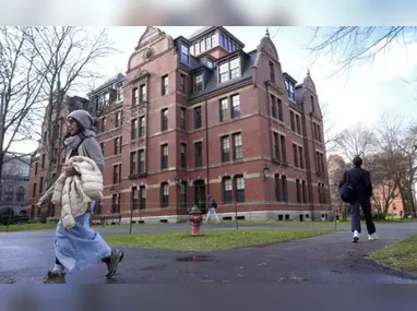 Imagem ilustrativa da imagem Governo Trump proíbe Harvard de matricular estudantes estrangeiros