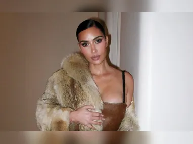 Imagem ilustrativa da imagem Kim Kardashian chora durante depoimento de roubo de joias: 'Achei que fosse morrer'