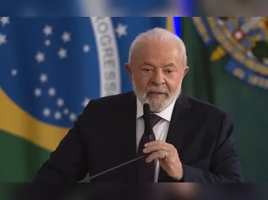 Imagem ilustrativa da imagem Lula anuncia fim de taxa para taxistas em aceno à categoria