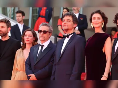 O diretor Kleber Mendonça Filho e o ator Wagner Moura na entrada do festival