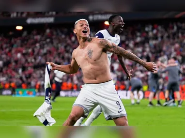 Ange Postecoglou, técnico do Tottenham, ergue a taça da Liga Europa a após a vitória por 1 a 0 diante do Manchester United na final, realizada no Estádio San Mames Stadium, em Bilbao, na Espanha, nesta quarta-feira, 21